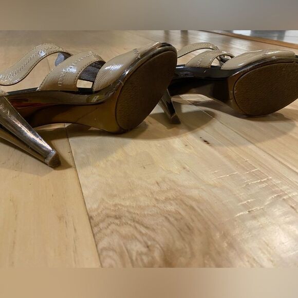 Michael Kors Berkeley T strap patent beige sandal in size 6.5 - Picture 5 of 14